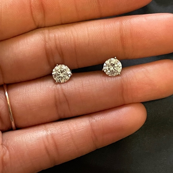 Silver zirconia stud earrings - Picture 2 of 3